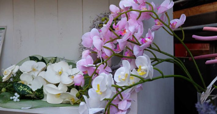 le orchidee artificiali possono essere il fiore perfetto da portare al cimitero